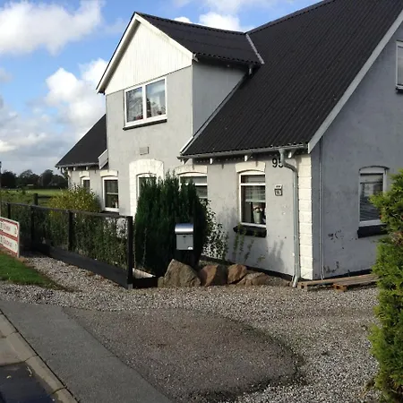 Svalegaarden بيت ضيافة Særslev